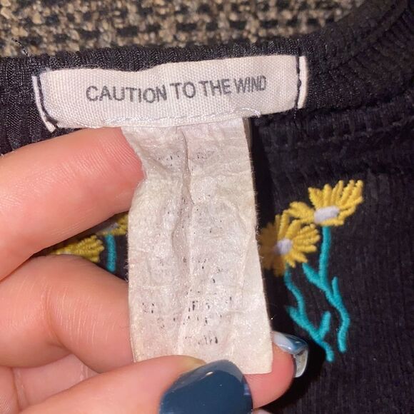 ✨ Sunflower Embroidered Crop Tank Top✨ - Picture 5 of 7